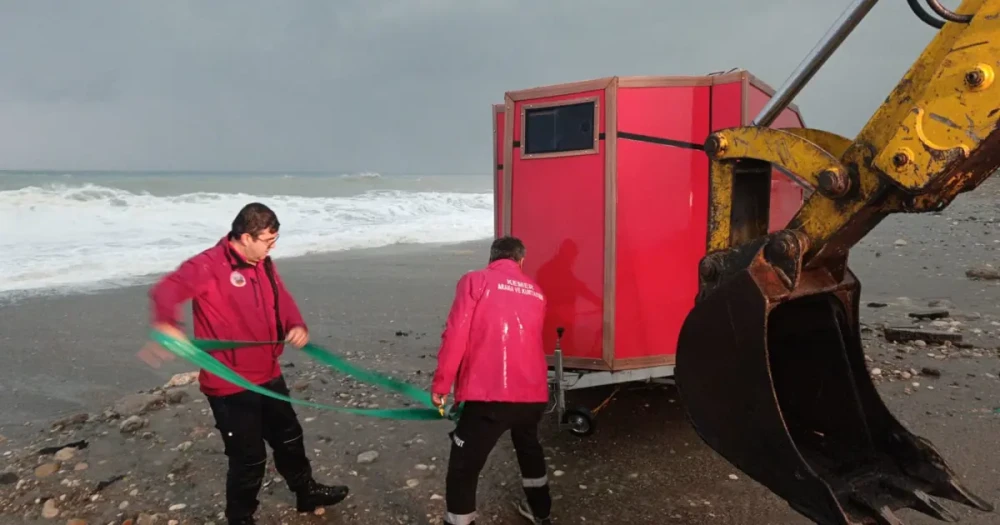 Antalya'da Denize Sürüklenen Karavan Kurtarıldı: Turistler Güvenli