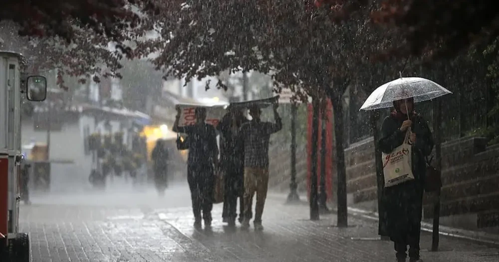 Meteoroloji'den 8 İle Sarı ve Turuncu Uyarı: Kuvvetli Yağış ve Fırtına Geliyor