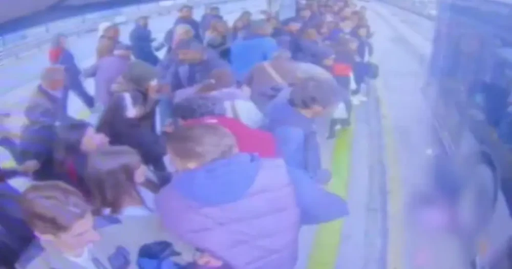 Durakta Bayılan 14 Yaşındaki Çocuk Metrobüs Altında Kaldı