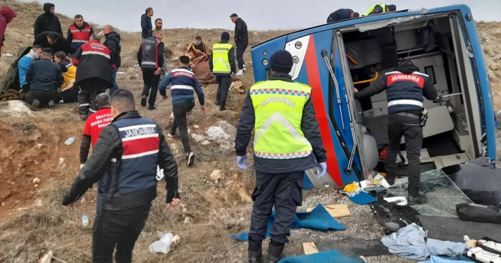 Sivas'ta Cezaevi Nakil Aracı Devrildi: 9 Yaralı, 2'si Ağır