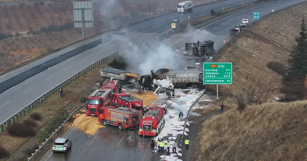 TAG Otoyolu'nda Korkutan Kaza: 3 TIR Alev Aldı, Trafik Durdu
