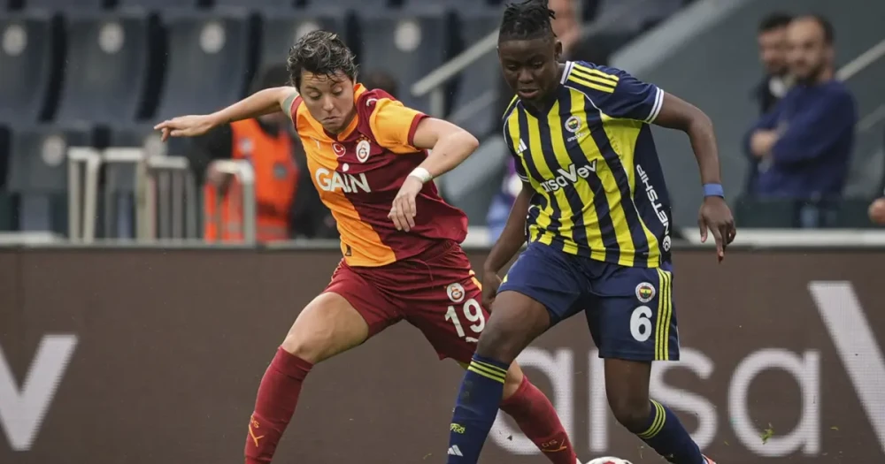 Fenerbahçe Kadın Futbol Takımı, Galatasaray'ı Devirerek Liderlik Koltuğuna Oturdu