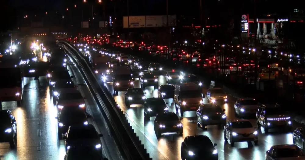 İstanbul'da Yağış Hayatı Felç Etti: Trafik Kilitlendi