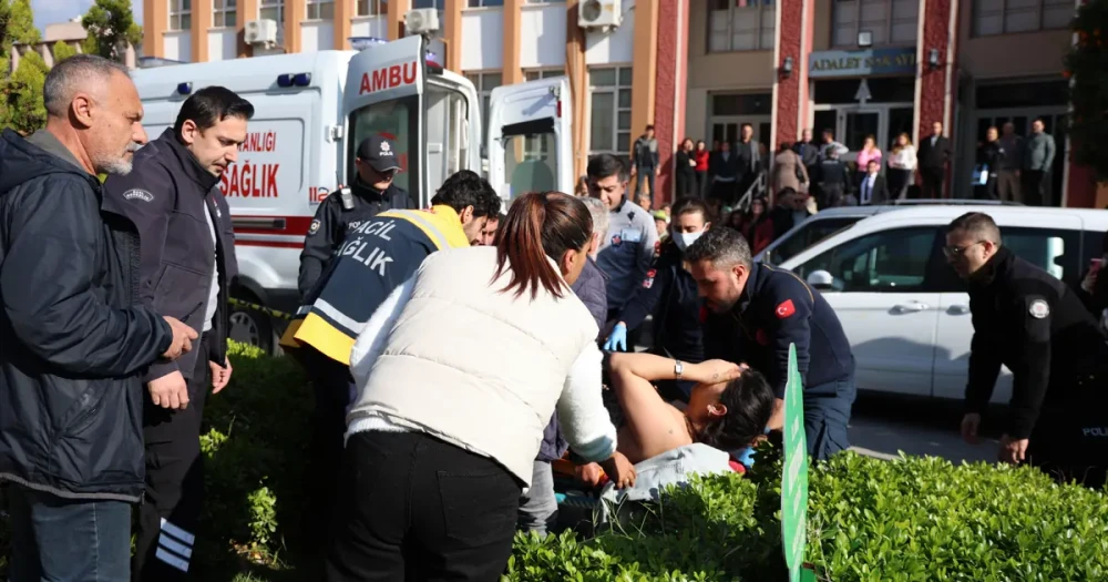 Boşanma Davası Sonrası Eşini Sırtından Bıçakladı