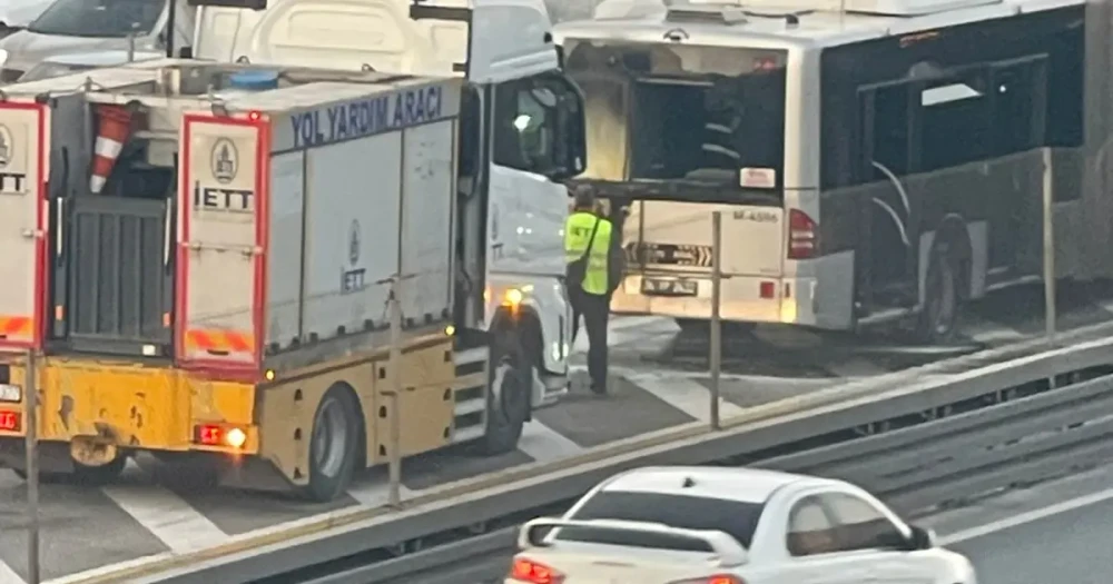Florya Metrobüs Durağında Yangın Paniği: Yolcular Hızla Tahliye Edildi