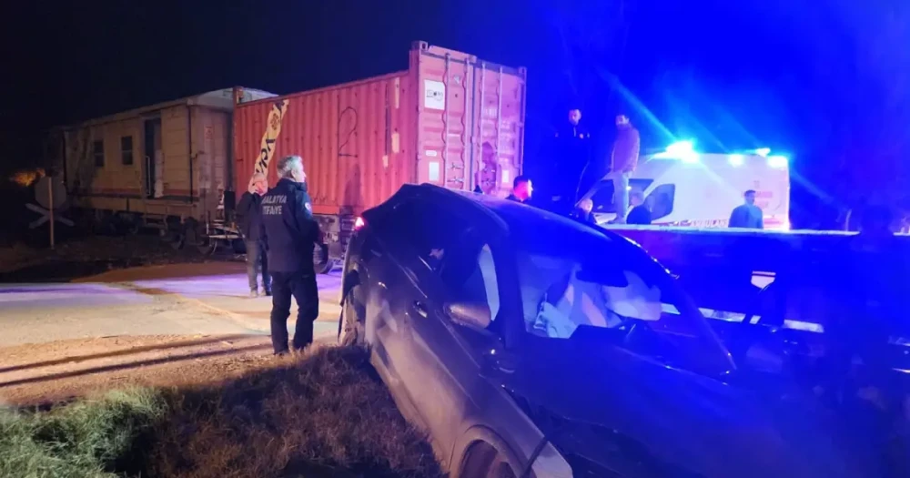 Yük Treni Otomobile Çarptı: 5 Yaralı