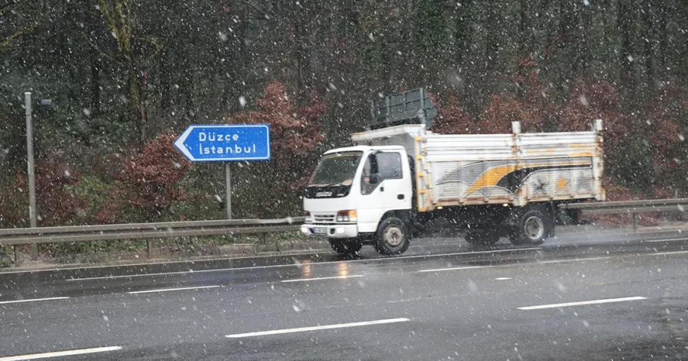 Bolu Dağı'na Mevsimin İlk Karı Düştü: Trafikte Dikkatli Olun!