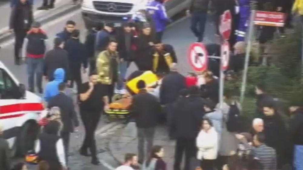 Şişli'de Korkunç Kaza: Otomobil Yayalara Dalınca 2 Kişi Hayatını Kaybetti, 6 Kişi Yaralandı