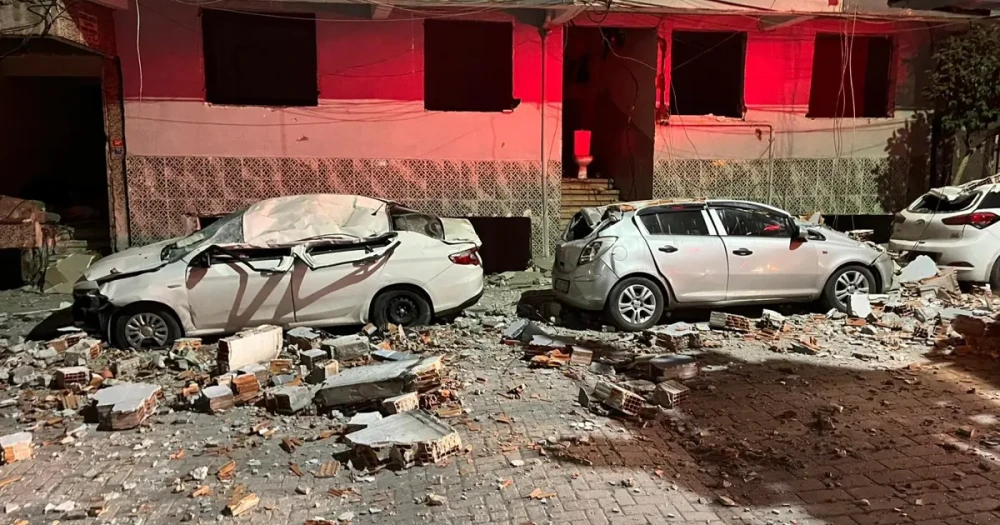 Zeytinburnu'nda Çatı Faciası: Park Halindeki Araçlar Enkaz Altında Kaldı