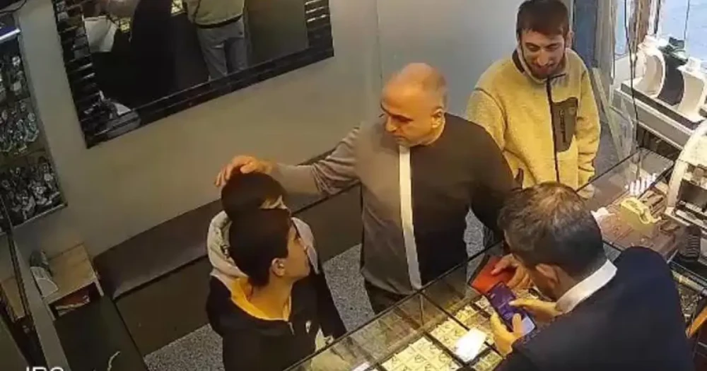 Yolda Bulunan Milyonluk Altınlar Sahibine Teslim Edildi: Çocuklardan Örnek Davranış
