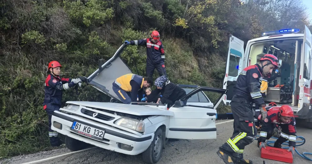 Trabzon'da Seyir Halindeki Otomobilin Üzerine Kaya Düştü: 5 Yaralı