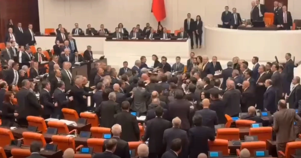 TBMM'de Bütçe Görüşmelerinde Tansiyon Yükseldi: Vekiller Arasında Yumruklu Kavga