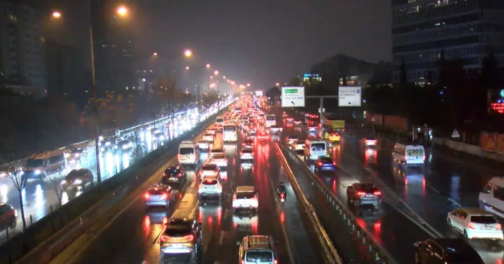 İstanbul'da Trafik Felç Oldu: Yağmur ve Kazalar Ulaşımı Durma Noktasına Getirdi