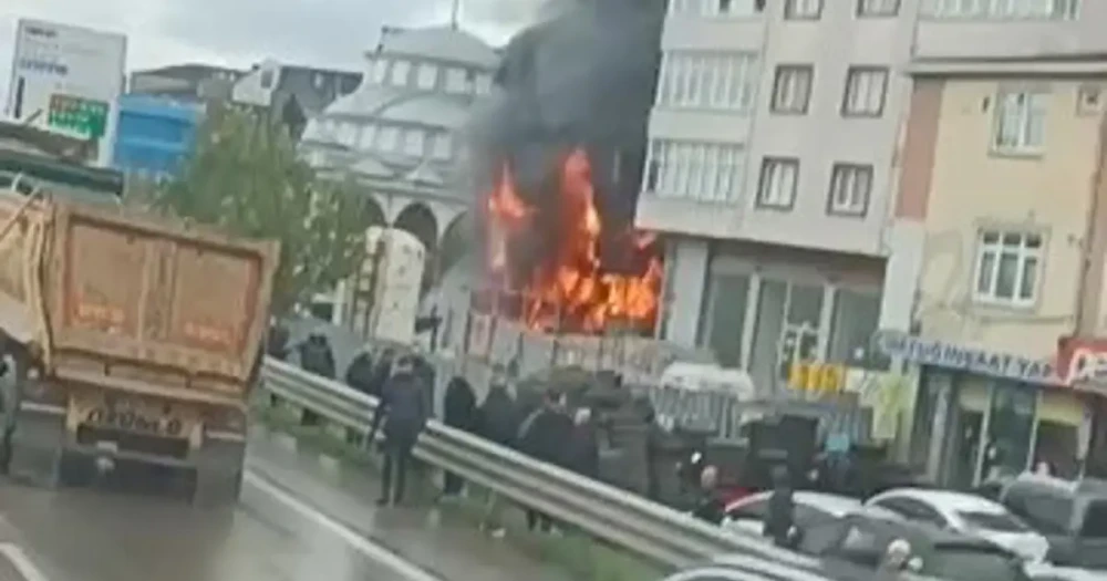 Pendik'te Korkutan Yangın: Otomobilden Sıçrayan Alevler Binayı Sardı