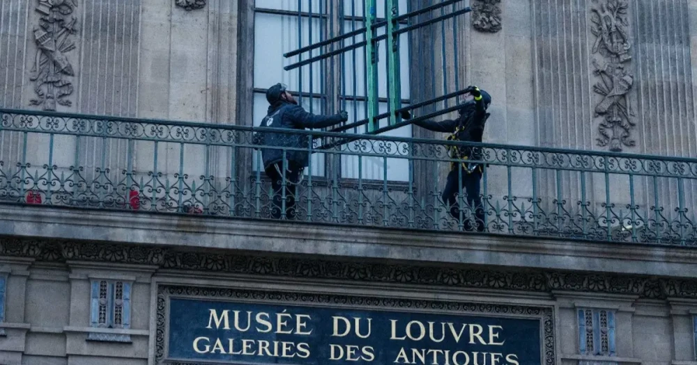 Louvre Müzesi'nde Güvenlik Önlemleri Artırıldı: Demir Parmaklıklar Geri Döndü