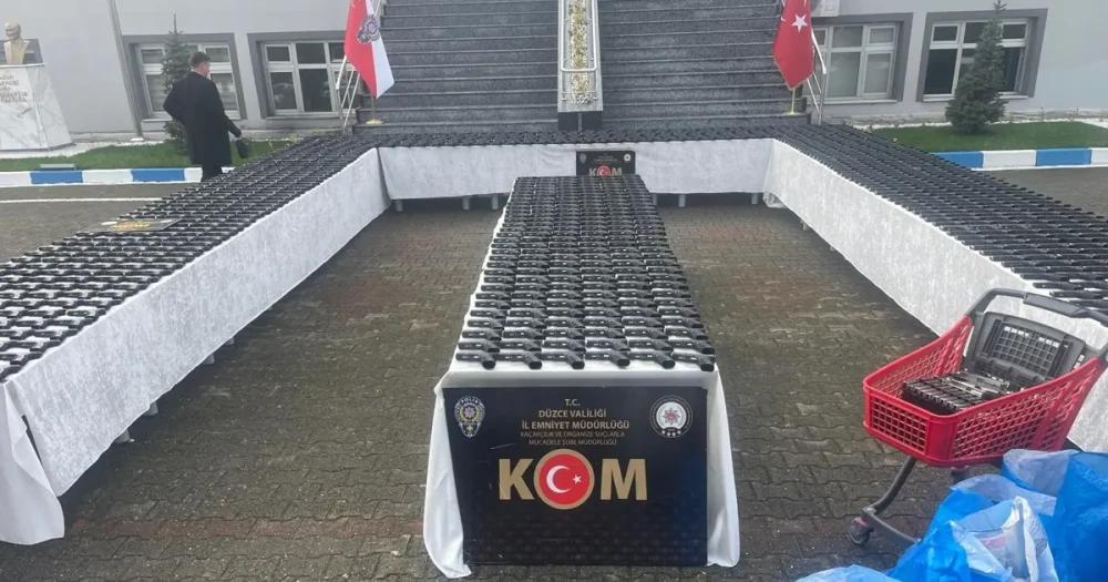 Düzce'de Nefes Kesen Operasyon: Yolcu Otobüsü Cephaneliğe Dönüşmüş!