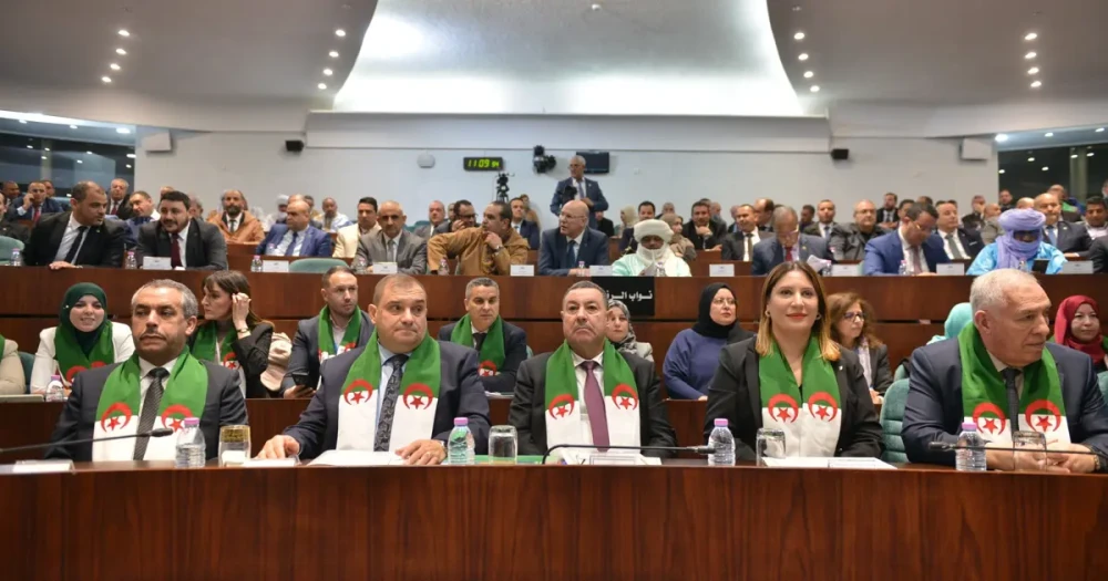 Cezayir'de Fransız Sömürgeciliği Suç Sayıldı: Oybirliğiyle Kabul Edilen Yasa İlişkileri Geriyor