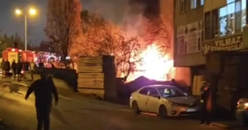Kaportacıda Çıkan Yangın Tamirdeki Araçları Kül Etti