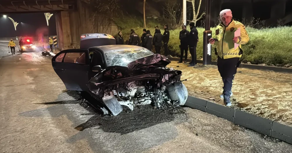 Polis Takibinden Kaçan Sürücü Kaldırıma Çarptı: 2 Yaralı