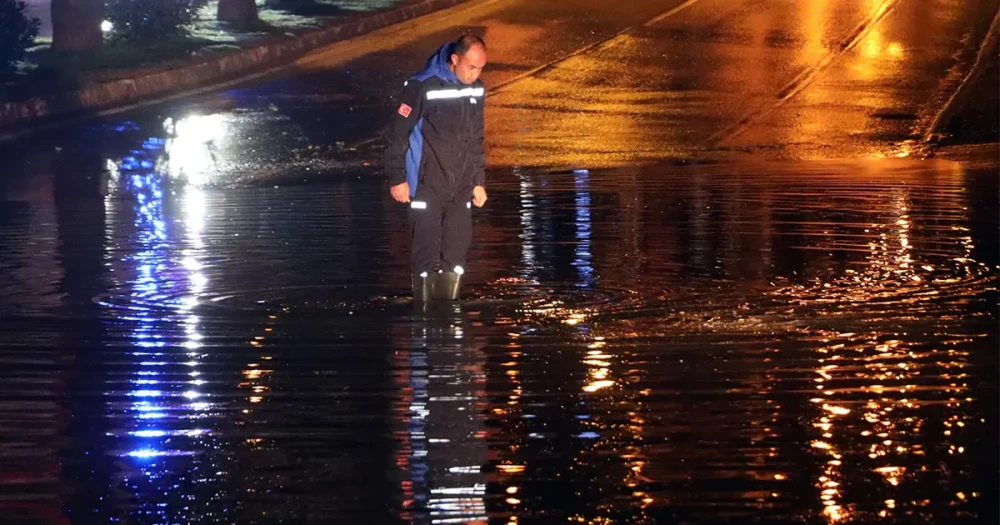 Bodrum'da Şiddetli Yağış Hayatı Felç Etti: Yollar Sular Altında Kaldı, İstinat Duvarı Çöktü