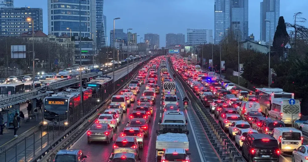 İstanbul'da Trafik Felç Oldu: Yağmur ve Arızalar Yoğunluğu Artırdı