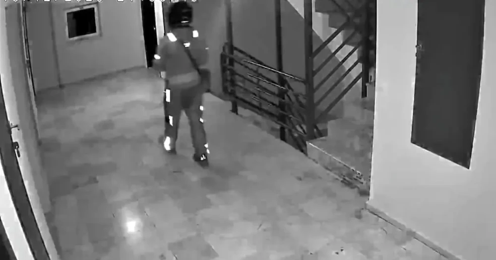 Kurye, Sipariş Götürdüğü Binaya Tuvaletini Yaptı: Tepkiler Çığ Gibi