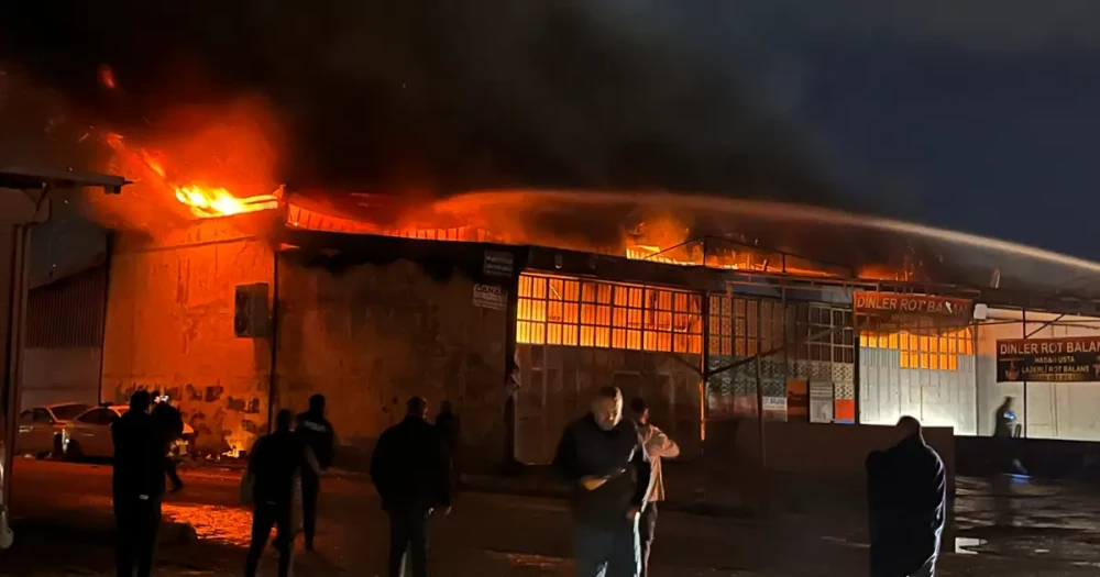 Hatay Sanayi Sitesinde Büyük Yangın: Alevler 4 Atölyeyi Sardı
