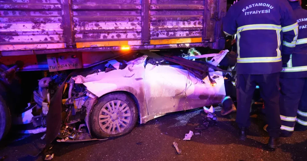 Kastamonu'da Feci Kaza: TIR'a Arkadan Çarpan Otomobilde 1 Ölü, 2 Yaralı