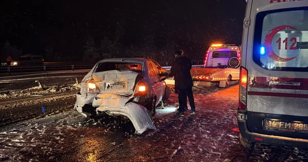 TEM Otoyolu'nda Kar Faciası: 7 Araç Zincirleme Kazaya Karıştı