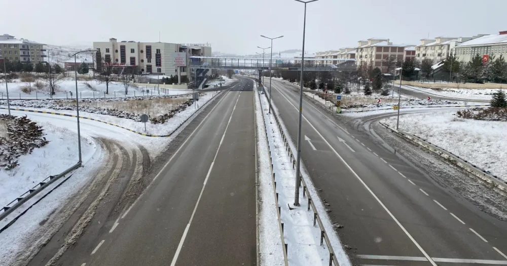 Yoğun Kar Yağışı Ulaşımı Felç Etti: Gerede-Karabük Yolu Ulaşıma Kapandı