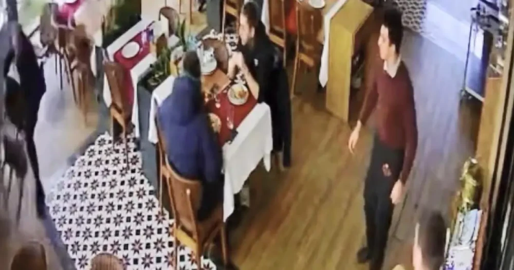 Sanatçı Cahit Berkay'ın Otomobili Restorana Daldı: Bir Garson Yaralandı
