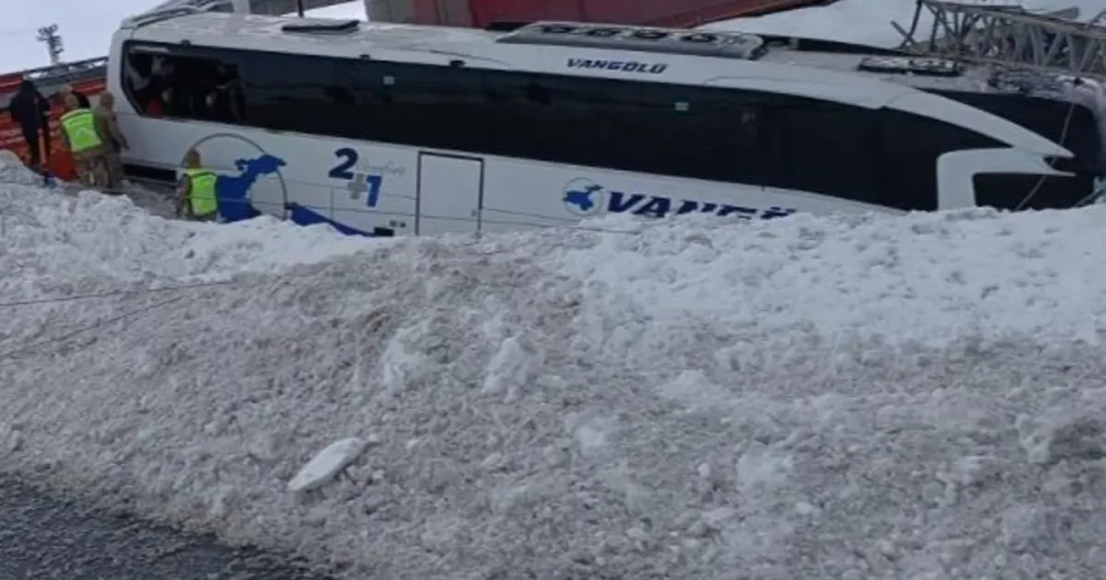 Van'da Yolcu Otobüsü Kar Küreme Aracına Çarptı: 11 Yaralı