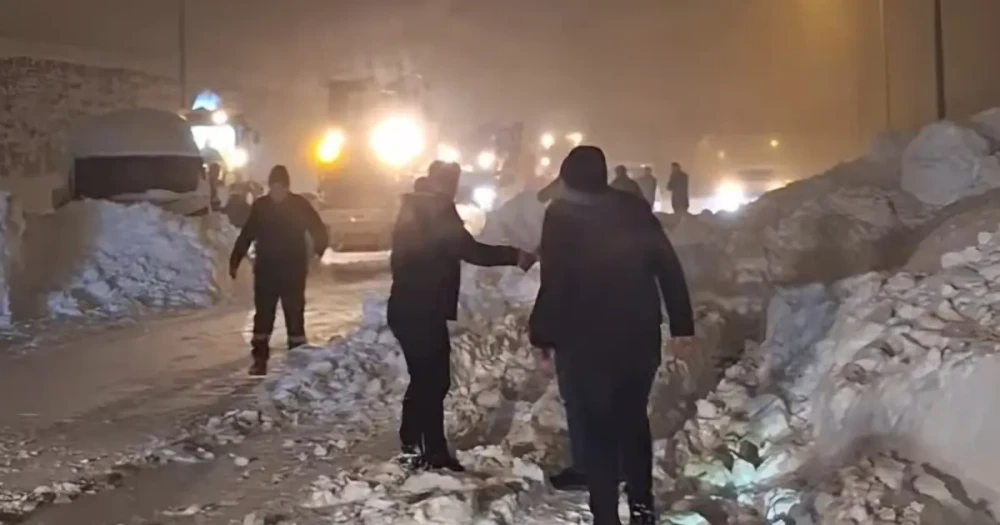 Bitlis Çevre Yolunda Çığ Tehlikesi: Tanker Sürücüsü Kurtarıldı