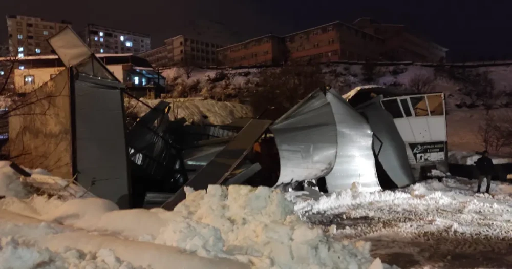 Batman'da Karın Ağırlığı Çatıları Yıktı: Mobilya Atölyesi Yerle Bir Oldu