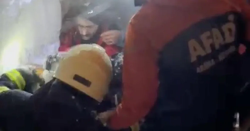 Çatıdaki Karları Temizlerken Çığ Faciası: İki Kişi Kurtarıldı