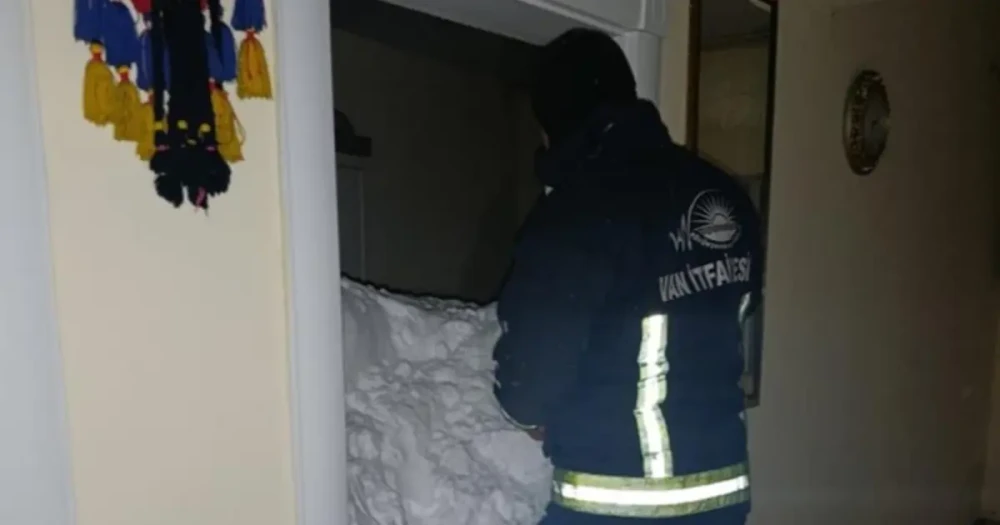 Van'da Çığ Felaketi: Bir Can Kaybı, 22 Ev Tahliye Edildi