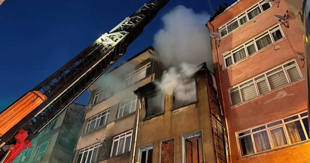 Kadıköy'de Metruk Binada Çıkan Yangında Bir Kişi Ağır Yaralandı