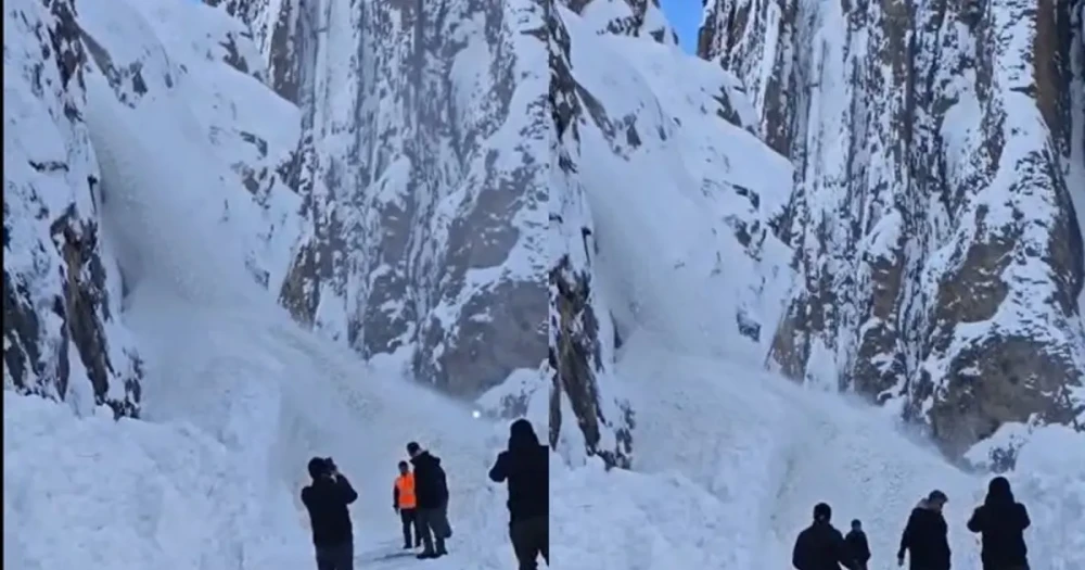 Hakkari'de Çığ Tehlikesi: Araçların Yakınına Düşen Kar Kütlesi Korkuttu