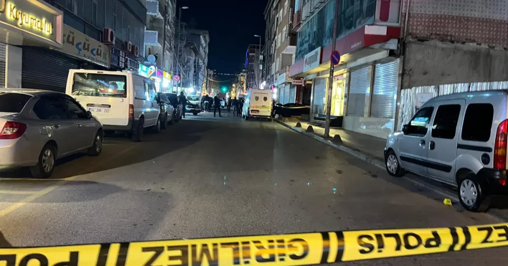Küçükçekmece'de Kanlı Saldırı: Motosikletli Şüpheliler 2 Kişiyi Hayatından Etti