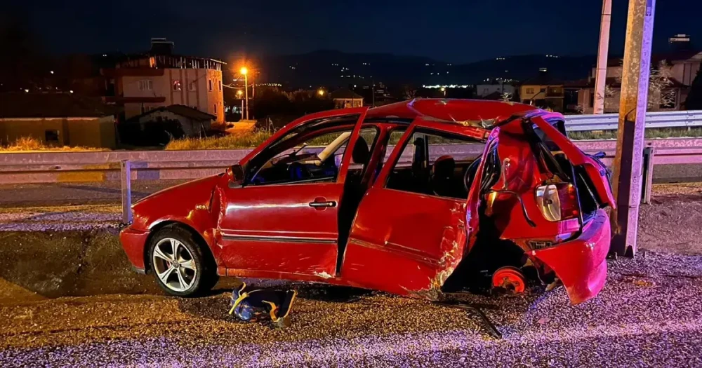 Manisa'da Korkunç Kaza: Elektrik Direğine Çarpan Otomobilde Baba ve Oğul Hayatını Kaybetti