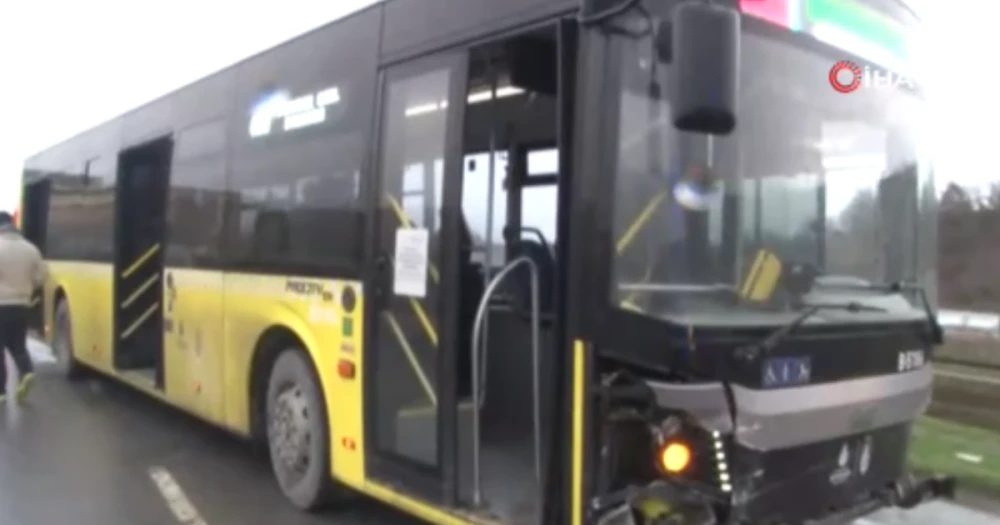 Arnavutköy'de İETT Otobüsü Bariyerlere Çarptı: 2 Yaralı