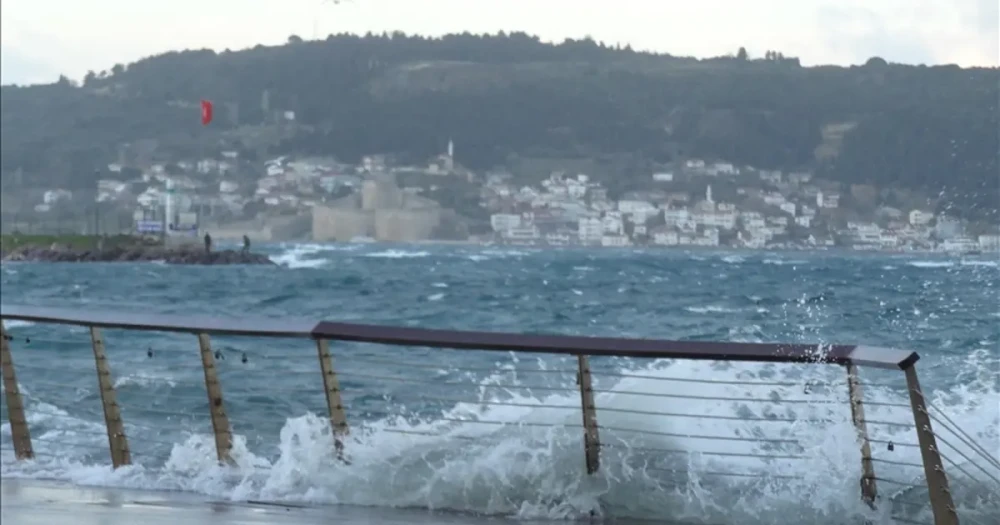 Çanakkale Boğazı'nda Lodos Fırtınası: Gemi Trafiği Durdu