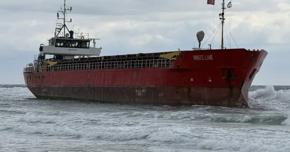 Tekirdağ Sahillerinde Tehlikeli Anlar: Yük Gemisi Karaya Oturdu