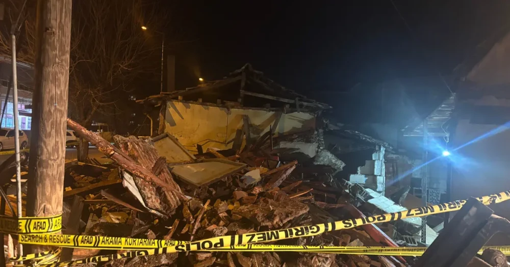 Edirne'de Metruk Bina Çöktü: 5 Kişi Kurtarıldı
