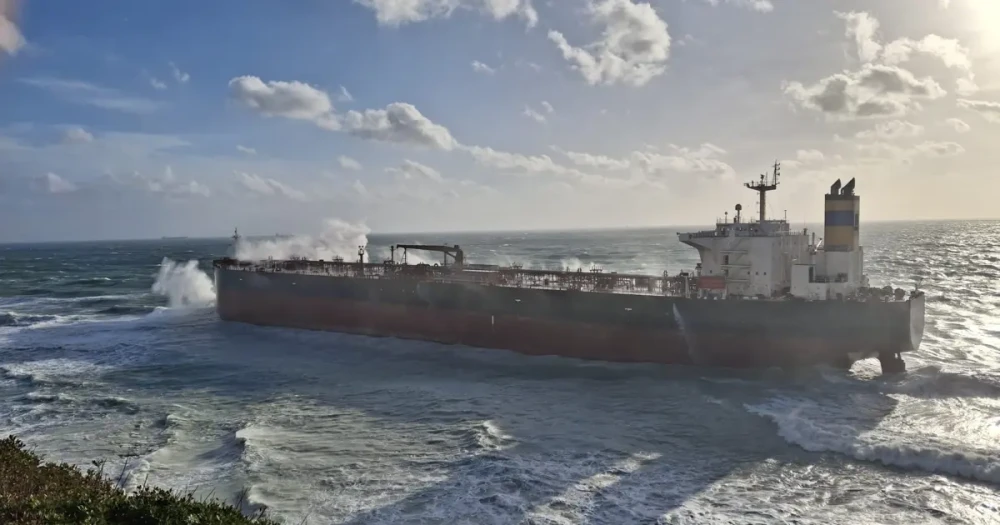 Bozcaada'da Petrol Tankeri Fırtınaya Yenik Düştü: Karaya Oturma Olayı
