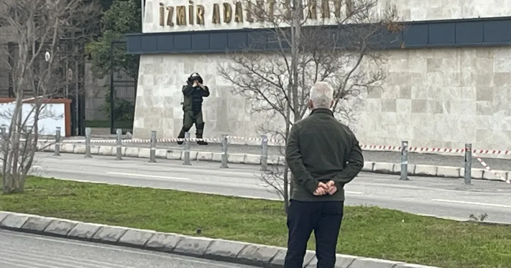 İzmir Adliyesi Çevresinde Bomba Paniği: Şüpheli Paket Fünye ile İmha Edildi