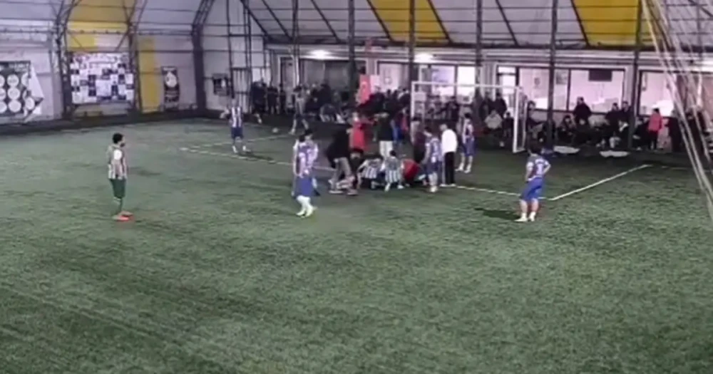 Halı Sahada Nefes Kesen Kurtarış: Hakem, Futbolcunun Hayatını Kurtardı