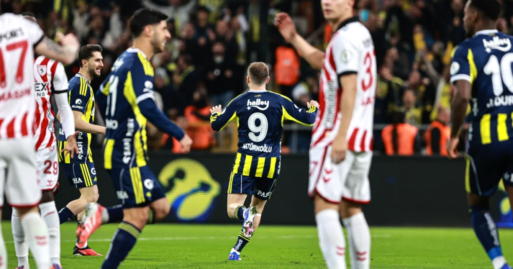 Fenerbahçe, Samsunspor'u Devirerek Galatasaray'ın Rakibi Oldu