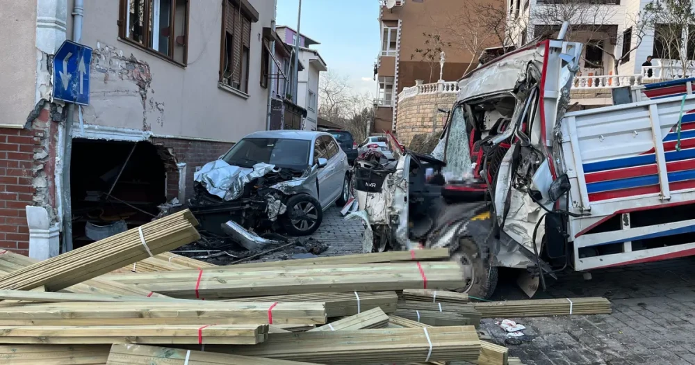 Beykoz'da Ağır Vasıta Faciası: Kamyon Dükkana Daldı, 2 Can Kaybı