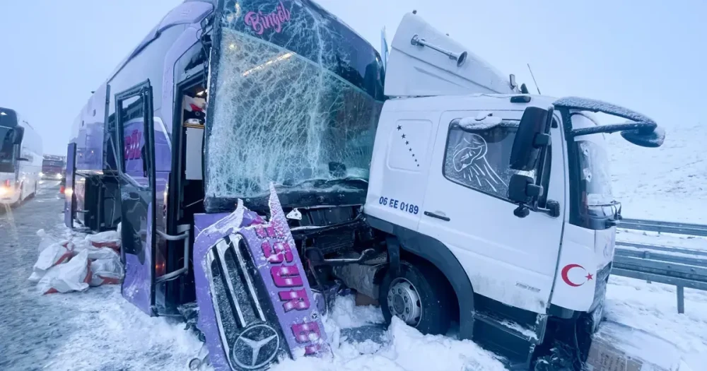 Kars'ta Yolcu Otobüsü ile Kamyon Çarpıştı: 9 Yaralı